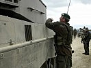 Der Zugskommandant bespricht mit... (Bild öffnet sich in einem neuen Fenster)