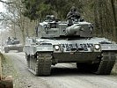 Der Konvoi wird von Kampfpanzern... (Bild öffnet sich in einem neuen Fenster)