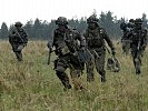 ...bringen ihre Panzerabwehrlenkwaffen ... (Bild öffnet sich in einem neuen Fenster)