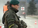 Gleichzeitig bricht der Notarzt zur Evakuierung des Verletzten auf. (Bild öffnet sich in einem neuen Fenster)