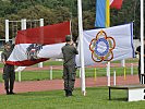 Die Nationalflagge und die CISM-Fahne werden eingeholt. (Bild öffnet sich in einem neuen Fenster)