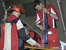 Die Waffen werden vor dem Schießen genauestens überprüft. (Bild öffnet sich in einem neuen Fenster)