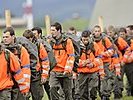 Die gefährdeten Zivilisten, dargestellt von Soldaten, werden evakuiert. (Bild öffnet sich in einem neuen Fenster)