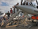 Wer im Cockpit des Eurofighter Platz nehmen wollte, musste sich gedulden. (Bild öffnet sich in einem neuen Fenster)