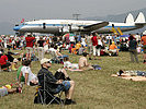 Besucher relaxen vor einer Breitling Super Constellation. (Bild öffnet sich in einem neuen Fenster)