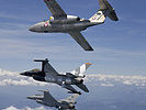 Eine Saab 105 des Bundesheeres begleitet zwei F-16 Jets. (Bild öffnet sich in einem neuen Fenster)