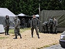 Soldaten arbeiten an der Infrastruktur für Freitag und Samstag. (Bild öffnet sich in einem neuen Fenster)