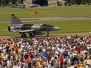 Zuschauer beobachten eine Saab Viggen der schwedischen Luftwaffe. (Bild öffnet sich in einem neuen Fenster)