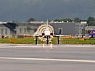 Eine F-5 der Patrouille Suisse mit ausgeworfenem Bremsschirm. (Bild öffnet sich in einem neuen Fenster)