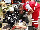 Das Notfallteam übt die Bergung eines verletzten Piloten.