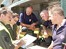 Major Bernert, l., regelt den Einsatz des "Search and Rescue Teams". (Bild öffnet sich in einem neuen Fenster)