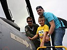 Laurenz und Fabian 6 werfen einen Blick in das Cockpit der F-16. (Bild öffnet sich in einem neuen Fenster)