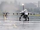 Ungarische Gripen auf der Runway des Militärflughafens. (Bild öffnet sich in einem neuen Fenster)