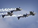 Die Formation fliegt in Rückenlage. (Bild öffnet sich in einem neuen Fenster)