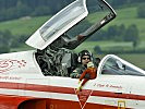 Hauptmann Amstutz mit dem Maskottchen der Staffel. (Bild öffnet sich in einem neuen Fenster)