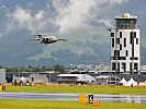 Einer der Jets im Tiefflug über dem Flugplatz Zeltweg. (Bild öffnet sich in einem neuen Fenster)