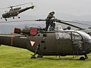 Ein Techniker wartet eine "Alouette" III des Bundesheeres. (Bild öffnet sich in einem neuen Fenster)