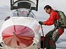 Nach einer Vorführung klettert dieser Pilot aus dem Cockpit. (Bild öffnet sich in einem neuen Fenster)