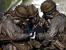 Die schweren Schutzanzüge schützen die Soldaten vor einer Verseuchung. (Bild öffnet sich in einem neuen Fenster)