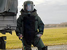 Während des Einsatzes tragen die EOD-Soldaten schwere Schutzanzüge. (Bild öffnet sich in einem neuen Fenster)