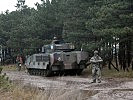 Untersuchung eines Schützenpanzers "Ulan" auf Gefahrenstoffe. (Bild öffnet sich in einem neuen Fenster)