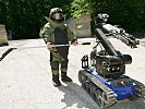 Ein Kampfmittelbeseitiger mit dem Minenräumroboter "Theodor". (Bild öffnet sich in einem neuen Fenster)