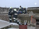 Die Soldaten des Rette- und Bergeteams untersuchen ein zerstörtes Haus. (Bild öffnet sich in einem neuen Fenster)
