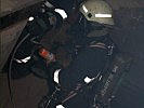 Im Inneren des Hauses werden die Soldaten der Rettungseinheit fündig ... (Bild öffnet sich in einem neuen Fenster)