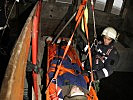 Anschliessend erfolgt die Bergung der Verletzten aus der Fabrik. (Bild öffnet sich in einem neuen Fenster)