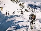 Gebirgssoldaten beim fordernden Aufstieg im alpinen Gelände.