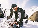 Biwak: Warme Mahlzeit nach einem fordernden Wettkampftag. (Bild öffnet sich in einem neuen Fenster)