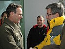 LH-Stellvertreter Steixner wird von Brigadier Konzett begrüßt. (Bild öffnet sich in einem neuen Fenster)