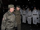 Brigadier Konzett, vorne, und Generalmajor Heidecker bei der Siegerehrung. (Bild öffnet sich in einem neuen Fenster)