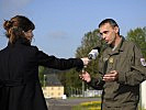 Gina Sutherland interviewt Oberst Moitzi für "Breaking News". (Bild öffnet sich in einem neuen Fenster)