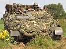 Er leitet das Feuer ins Ziel - der Beobachter am Schützenpanzer "Saurer". (Bild öffnet sich in einem neuen Fenster)