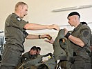 Die Soldaten erhalten ihre Simulations-Ausrüstung.