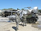 Experten dekontaminieren eine M-109-Haubitze. (Bild öffnet sich in einem neuen Fenster)