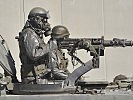 Bei Einsatz von chemischen Kampfmitteln schützt sich die Truppe. (Bild öffnet sich in einem neuen Fenster)