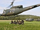 Infanteristen werden aus der Luft abgesetzt. (Bild öffnet sich in einem neuen Fenster)