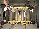 Die Soldaten der Stabskompanie versorgen die übende Truppe mit Munition.