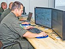 Am Monitor erfolgt die Überwachung des laufenden Gefechtes. (Bild öffnet sich in einem neuen Fenster)