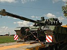 Der Kampfpanzer T72 ist verzurrt auf dem Tiefladesystem. (Bild öffnet sich in einem neuen Fenster)