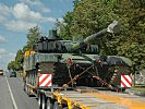 Vorbeifahrt am tschechischen Kampfpanzer. (Bild öffnet sich in einem neuen Fenster)