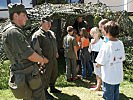 Die Fernmeldeverbindungen beeindruckten Kinder und Lehrer. (Bild öffnet sich in einem neuen Fenster)