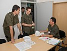 Der Mobilmachungsunteroffizier empfängt die Milizsoldaten. (Bild öffnet sich in einem neuen Fenster)