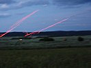 Bewaffnete Hubschrauber eröffnen in der Dämmerung das Feuer. (Bild öffnet sich in einem neuen Fenster)