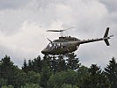 Ein bewaffneter Verbindungshubschrauber eröffnet das Feuer. (Bild öffnet sich in einem neuen Fenster)