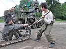 Eine Panzerkette wird gewechselt. (Bild öffnet sich in einem neuen Fenster)
