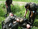 Das Versorgen verwundeter Soldaten wird geübt. (Bild öffnet sich in einem neuen Fenster)