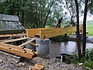 Die Leimbinder für die Fußgängerbrücke sind gelegt und verschraubt. (Bild öffnet sich in einem neuen Fenster)